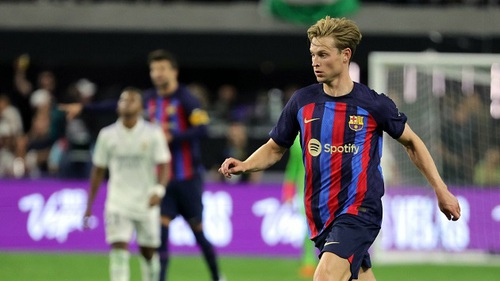 Rõ số tiền Barca đang 'dụ' De Jong cắt giảm