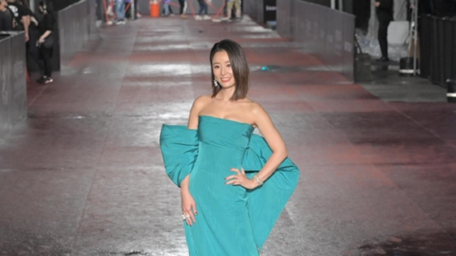 Lâm Tâm Như sốc vì trắng tay ở giải Kim Chung; Park Bom xuất hiện với ngoại hình khác lạ