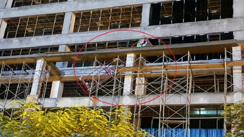 Khung sắt từ cao ốc rơi xuống đường, hai người thương vong