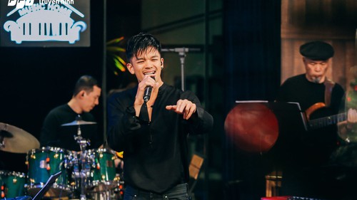 'My sói' Thu Quỳnh sexy đến nghe Trọng Hiếu hát tại Music Home