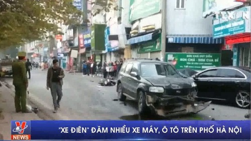 VIDEO: Ô tô mất lái đâm vào hàng loạt xe máy, một người đã tử vong