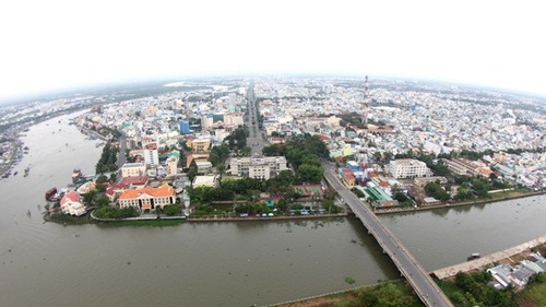 Xe cuốc làm gãy trụ điện khiến một người tử vong