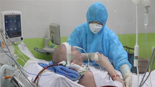 Dịch COVID-19: Nam phi công người Anh ngừng sử dụng ECMO