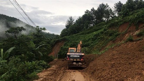 Đêm 3/7, mưa và dông tiếp tục bao trùm các khu vực, đề phòng thời tiết nguy hiểm