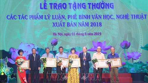 Góp phần định hướng sự phát triển lý luận, phê bình văn học, nghệ thuật