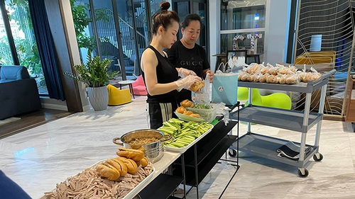 Cường Đôla và Đàm Thu Trang vào bếp làm bánh mì chả tặng bà con Sài Gòn