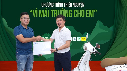 Lễ trao xe Vespa trong chương trình gây quỹ Vì mái trường cho em