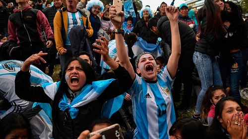 Bên lề World Cup: Fan Argentina rực sáng tại Saint Petersburg
