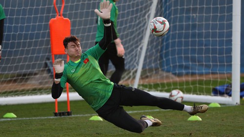 Văn Lâm tiết lộ bí quyết bắt thành công quả 11m của Jordan