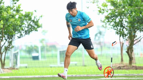 Văn Hậu dần hồi phục, HLV Park Hang Seo mừng thầm