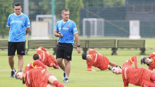 Tuyển nữ Việt Nam hứng khởi trong ngày tập đầu tiên