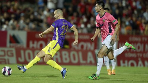 Tân binh Hà Nội FC biến hậu vệ Hà Tĩnh thành 'người vô hình'