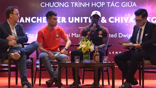 Fan Man United ngất ngây chiến thắng cùng huyền thoại Dwight Yorke