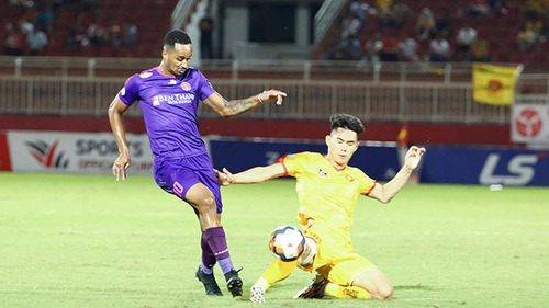 'Sát thủ' V-League khen HLV Vũ Tiến Thành, Phi Sơn