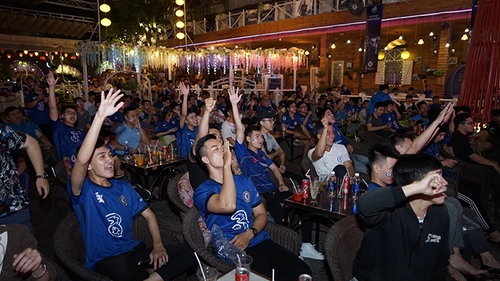 CĐV Việt Nam không ngủ với Chelsea và Mourinho