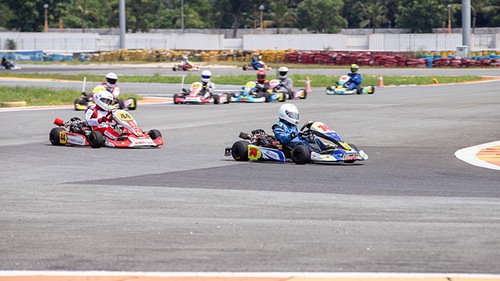 Hàng vạn người mê tốc độ hào hứng với giải đua Go Kart