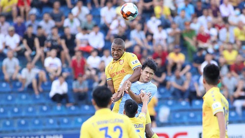 Chuyển nhượng V-League 2021: 'Trâu chậm uống nước đục'