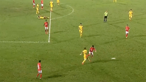 Lee Nguyễn bất lực nhận thẻ đỏ, TPHCM bại trận