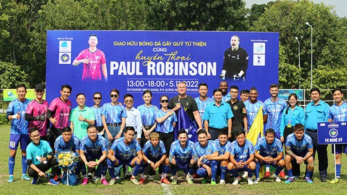 Huyền thoại đội tuyển Anh Paul Robinson phấn khích tại Việt Nam
