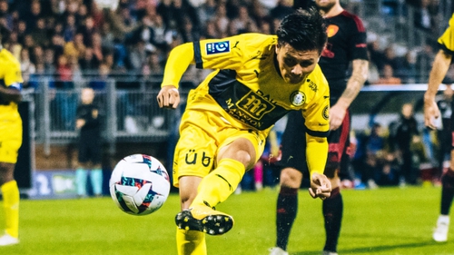 Đối thủ Pau FC bị phạt vì phản đối bàn thắng của Quang Hải
