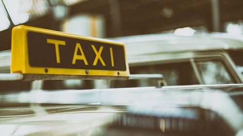 Thủ lĩnh khét tiếng nhất thế giới của IS tháo chạy trên xe taxi màu vàng