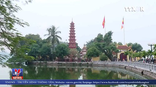 VIDEO: Người dân đi lễ chùa đầu năm mới