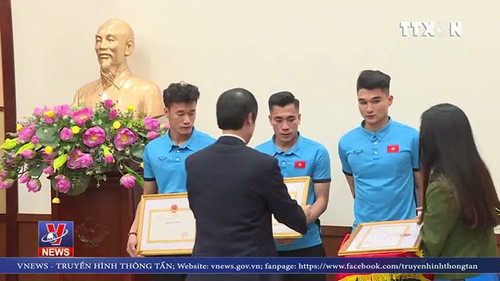 VIDEO Người Thanh Hóa 'mở hội' đón anh em Bùi Tiến Dũng, Lê Văn Đại của U23 Việt Nam