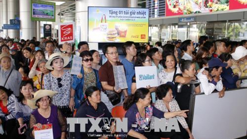 Sân bay Tân Sơn Nhất 'chật cứng' thân nhân đón người nhà về quê ăn Tết