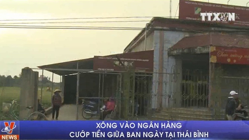 VIDEO Xông vào ngân hàng cướp tiền giữa ban ngày tại Thái Bình