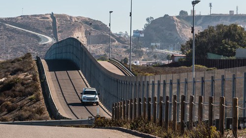 Giải pháp công nghệ cho bức tường biên giới giữa Mỹ và Mexico