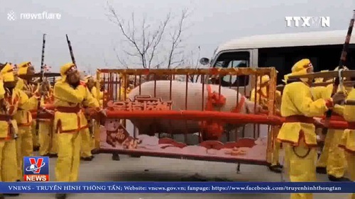 Trao giải 'vua lợn' nặng 900kg, 9 người khiêng