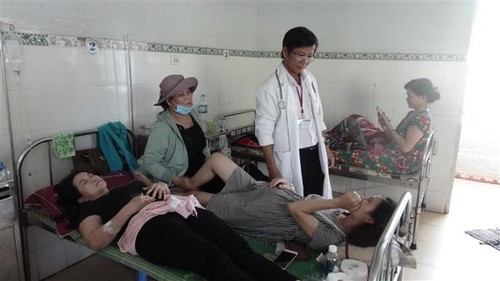 Hơn 200 người nhập viện sau khi ăn tiệc cưới