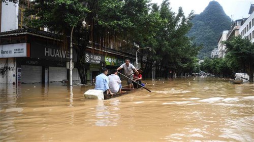 Trung Quốc nâng mức ứng phó khẩn cấp với mưa lũ