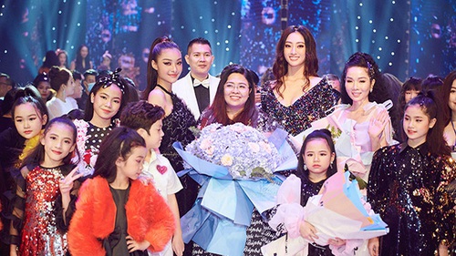 Hoa hậu Lương Thùy Linh hóa búp bê Super Star diễn cùng dàn mẫu 'nhí'