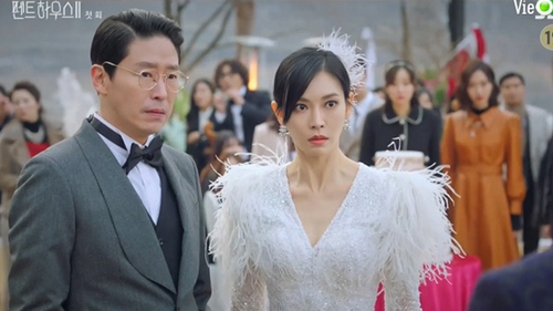 'Penthouse: Cuộc chiến thượng lưu': Seo Jin đính hôn với Dan Tae lại tương tư chồng cũ