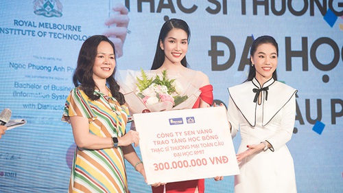 'Bà trùm hoa hậu' Phạm Kim Dung trao học bổng 300 triệu đồng cho Á hậu Phương Anh