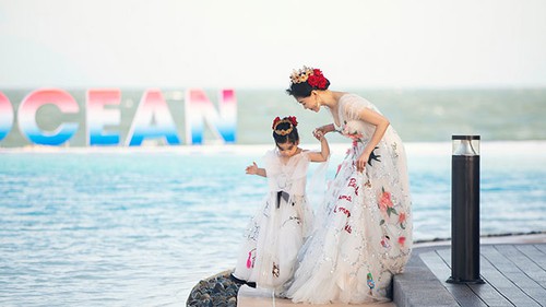 'Bà trùm hoa hậu' và ái nữ diễn thời trang cùng dàn hoa hậu Việt