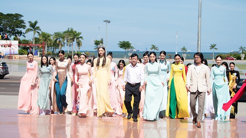 Thí sinh Miss World Vietnam 2022 dâng hương tại nghĩa trang liệt sĩ thành phố Quy Nhơn