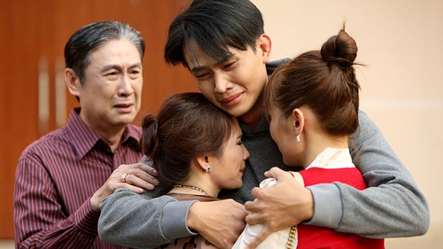 Đạo diễn 'Anh yêu mẹ đơn thân' tái xuất với phim trinh thám 'Mặt trời khuyết'