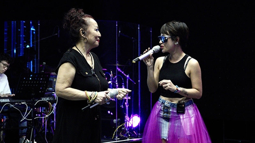 'Nữ hoàng nhạc Jazz' Tuyết Loan bối rối khi hát hit của Uyên Linh