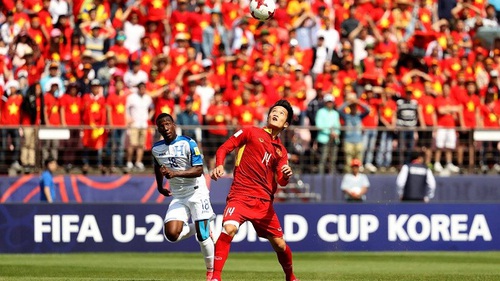 TRÂN TRỌNG: U20 Việt Nam đi khắp sân cảm ơn CĐV sau trận thua U20 Honduras