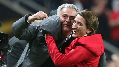 CHÙM ẢNH: Mourinho ăn mừng như đứa trẻ với con trai sau khi Man United vô địch Europa League