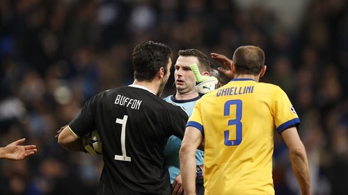 Gianluigi Buffon: 'Tôi sẵn sàng lặp lại điều đã nói với trọng tài Michael Oliver'