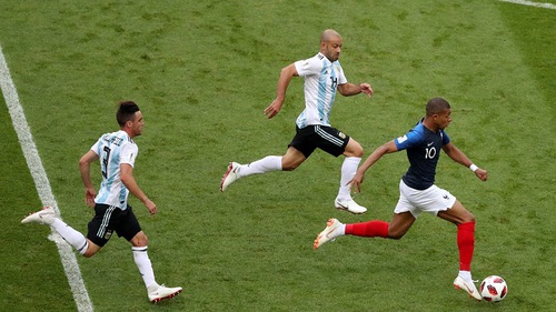 Pha dẫn bóng của Mbappe được so sánh với tình huống của Ronaldo 'béo' cũng trước... Argentina