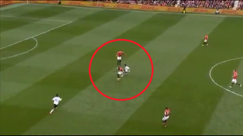 CĐV M.U sốc khi Bailly 'xoay compa' vượt qua Salah dễ như... ăn kẹo