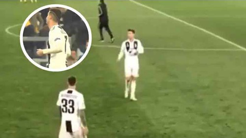 Ronaldo gây sốt với hành động lạ sau khi Juventus bị loại khỏi Champions League