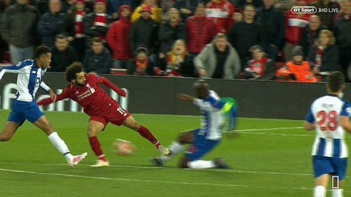 Mohamed Salah đáng phải nhận thẻ đỏ sau pha vào bóng ghê rợn với cầu thủ Porto