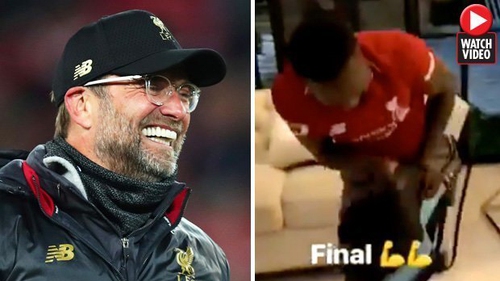 Chết cười với Keita chân đau, tập tễnh nhảy ăn mừng chiến thắng của Liverpool qua TV