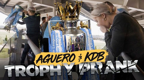 Aguero và De Bruyne khiến CĐV Man City sợ xanh mặt bằng màn thả vỡ cúp vô địch... giả