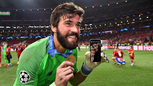 Xúc động: Alisson gọi điện cho vợ ngay trên sân sau khi vừa vô địch Champions League